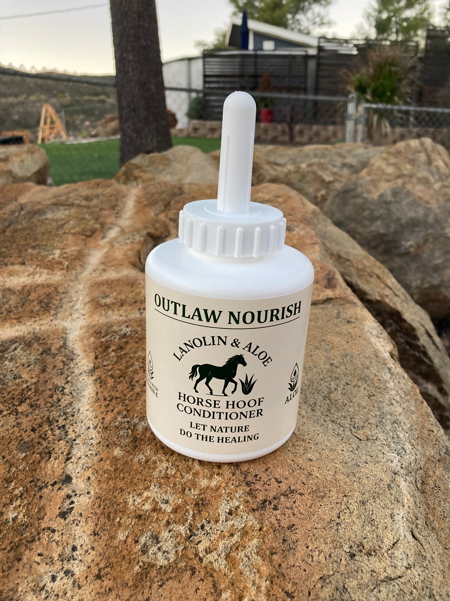 Outlaw Nourish Natural Hoof Conditioner For Horse Hoof Oil For Horses Dry Cracked Hoofs